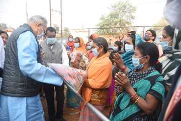 मुख्यमंत्री भूपेश बघेल ने नये साल की शुरूआत की दिहाड़ी मजदूरों के बीच
